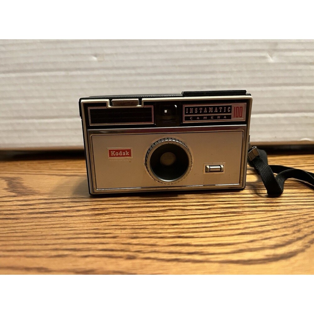 Vintage Kodak Instamatic 100 Camera It has not been tested for parts.